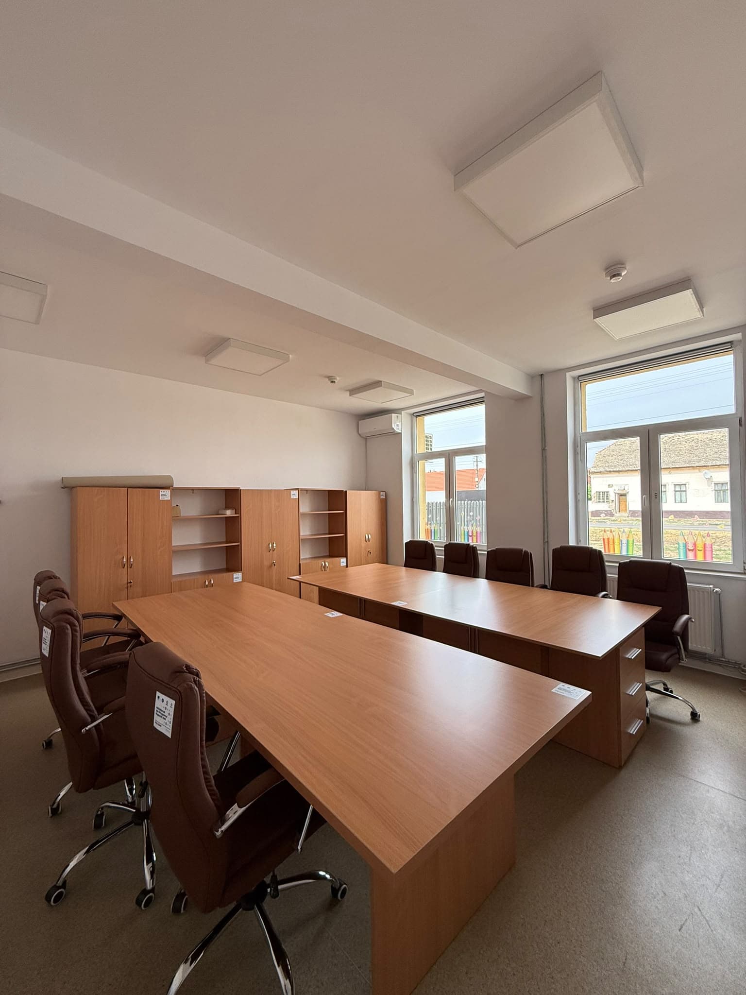 Interior cu climatizare montată deasupra ferestrelor