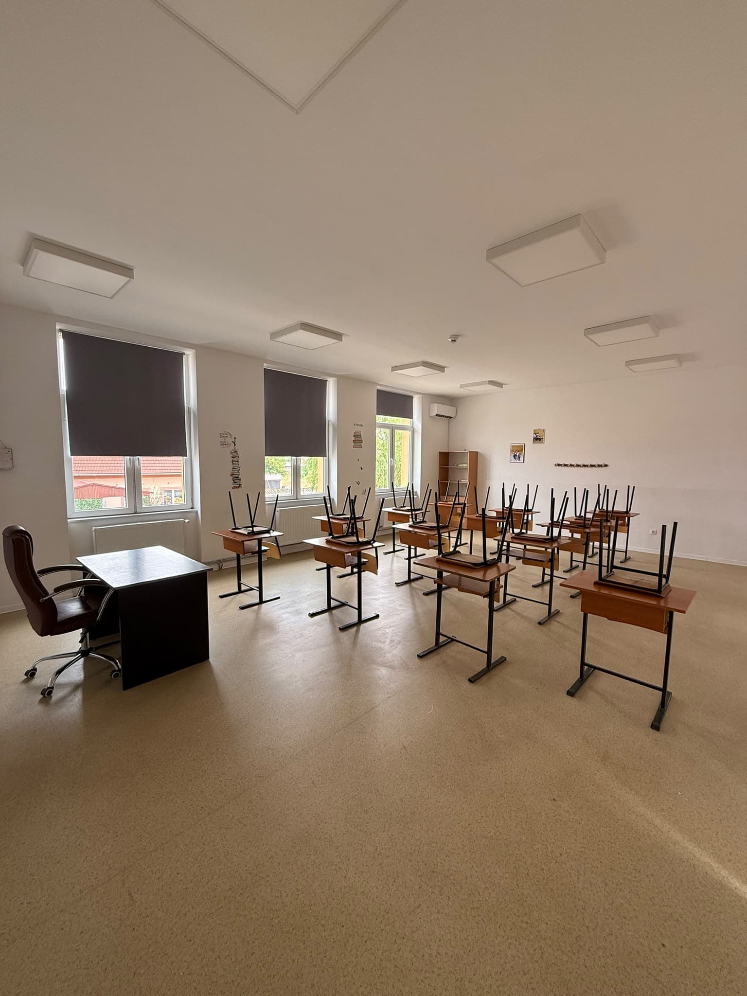 Sală de clasă cu aparat split montat