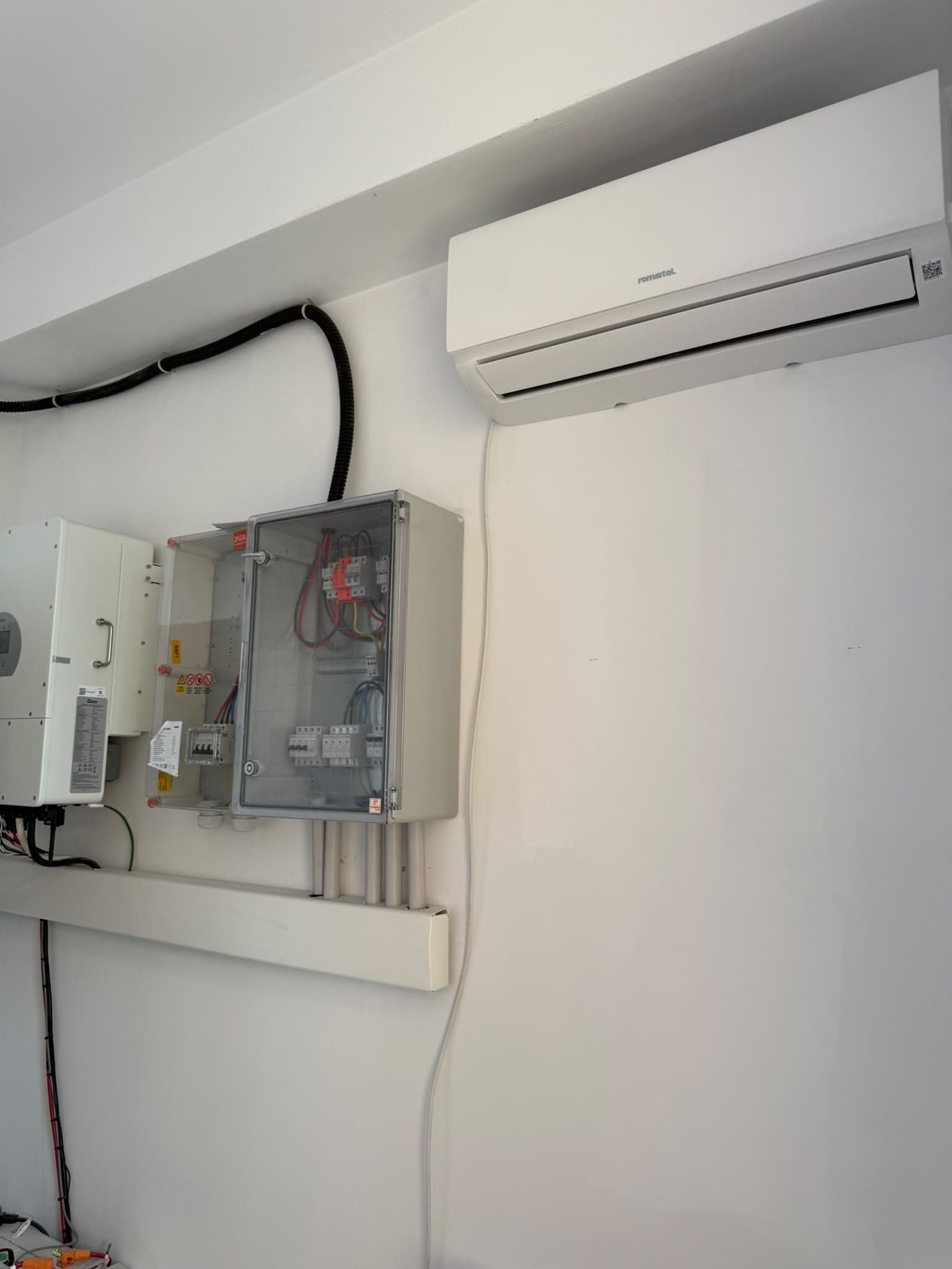 Vedere laterală clădire cu instalații HVAC