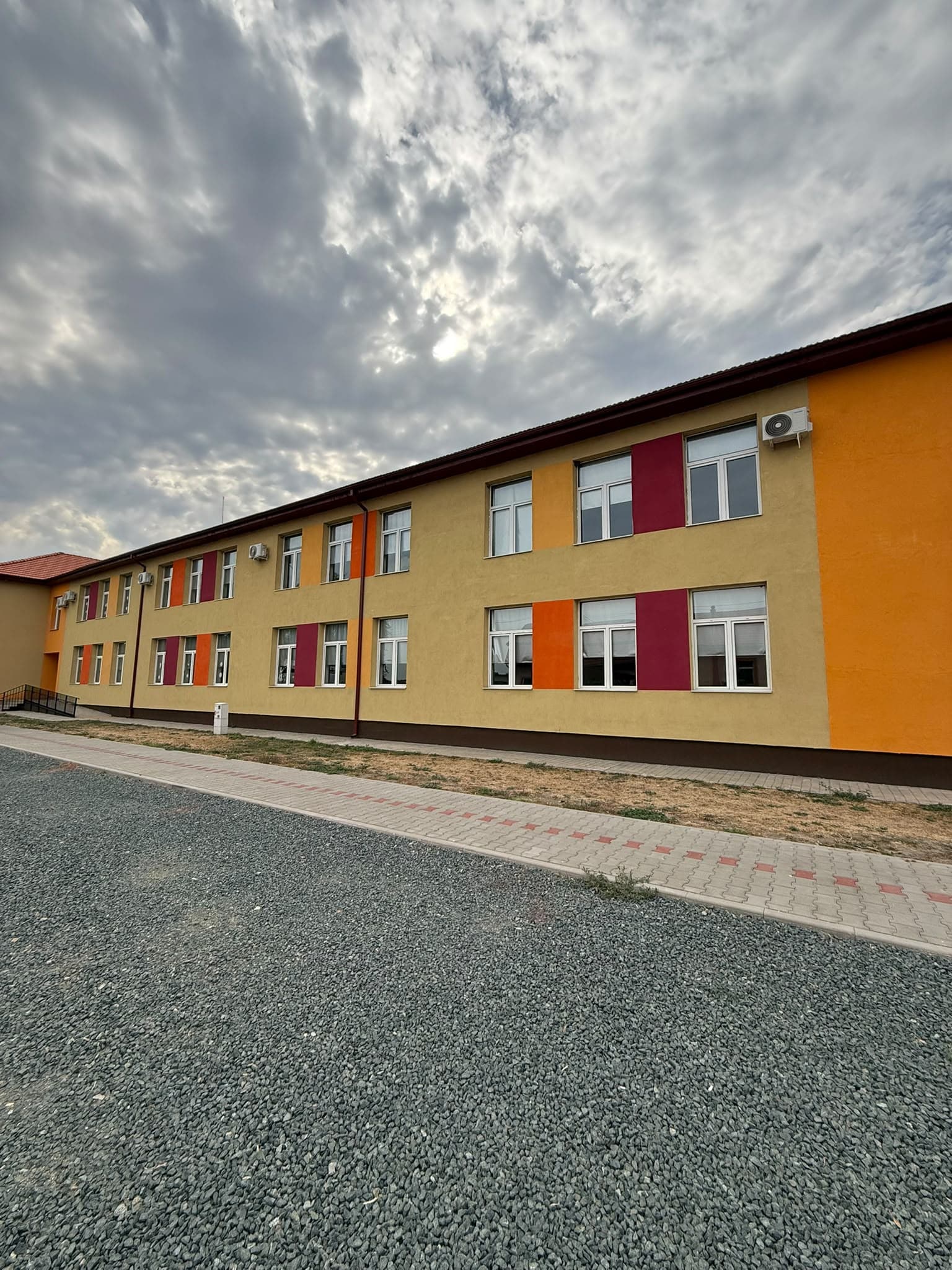 Fațadă cu mai multe aparate de aer condiționat