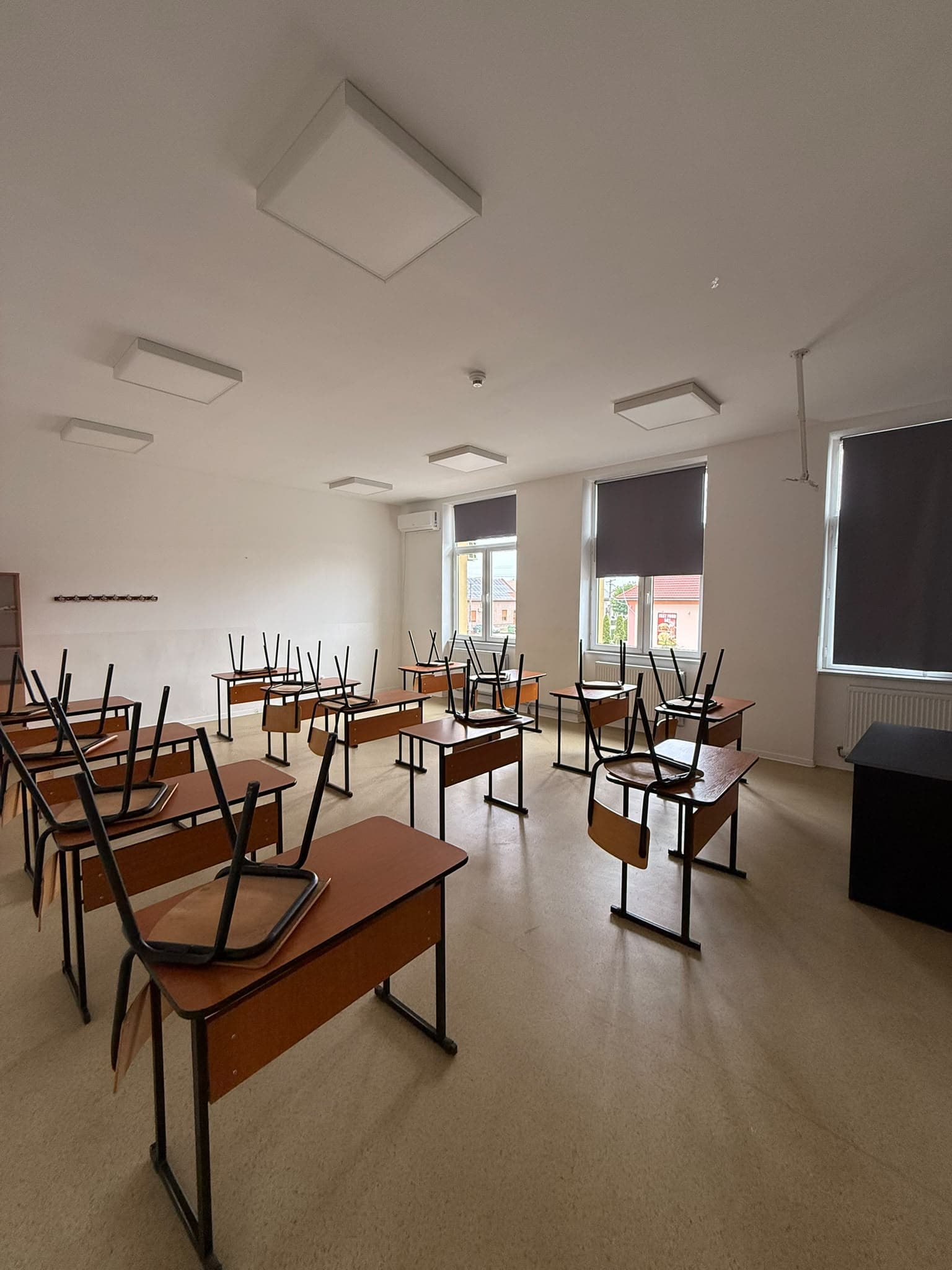 Unitate exterioară montată între ferestre
