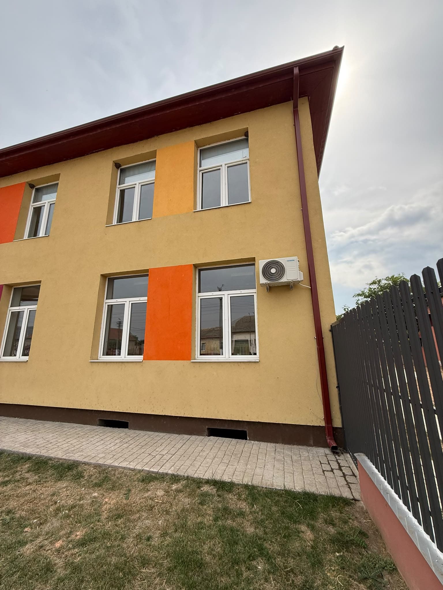 Sală luminoasă cu aparat de aer condiționat